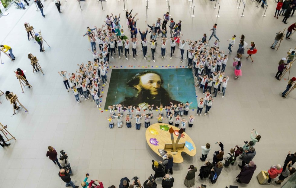 Школьники и студенты в танце сложили портрет Айвазовского в симферопольском аэропорту