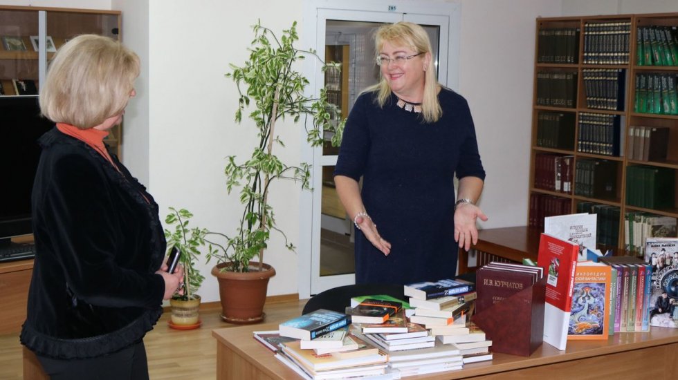 Ирина Кивико передала в дар книги библиотеке имени И.Я.Франко