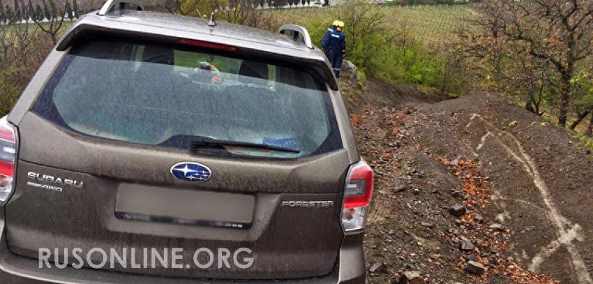 Грязевой плен: в Крыму автомобиль едва не соскользнул в кювет