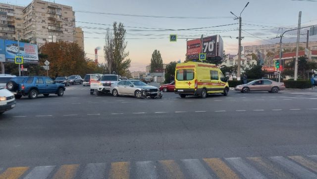 В Севастополе водитель легковушки протаранил машины «скорой» и МЧС