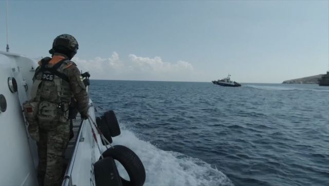 Силовики в Черном море «спасли» катер от пассажиров-террористов - фото