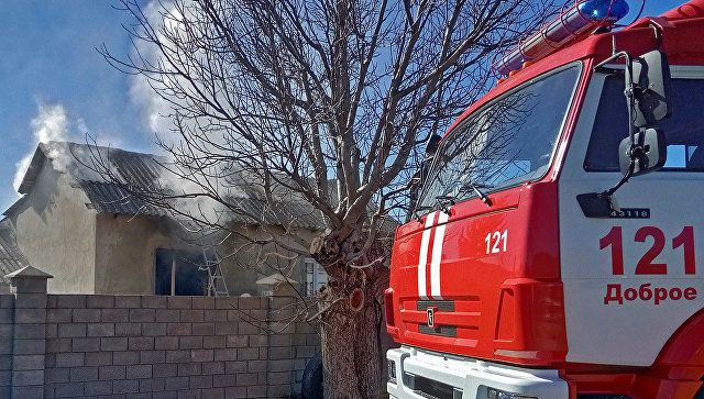 Из-за пожара в крымском селе обрушилась кровля жилого дома