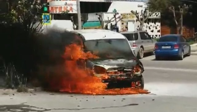 «Огненный» видеофакт: в Евпатории сгорела иномарка