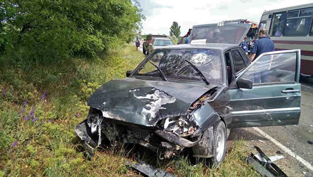 Серьезное ДТП в Крыму: водителя ВАЗа зажало в машине
