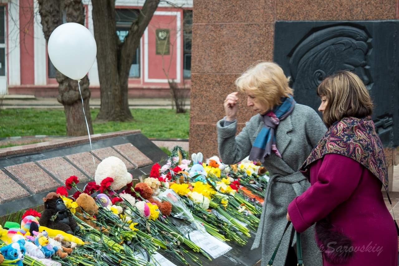 В Феодосии почтили память жертв трагедии в Кемерове #7587