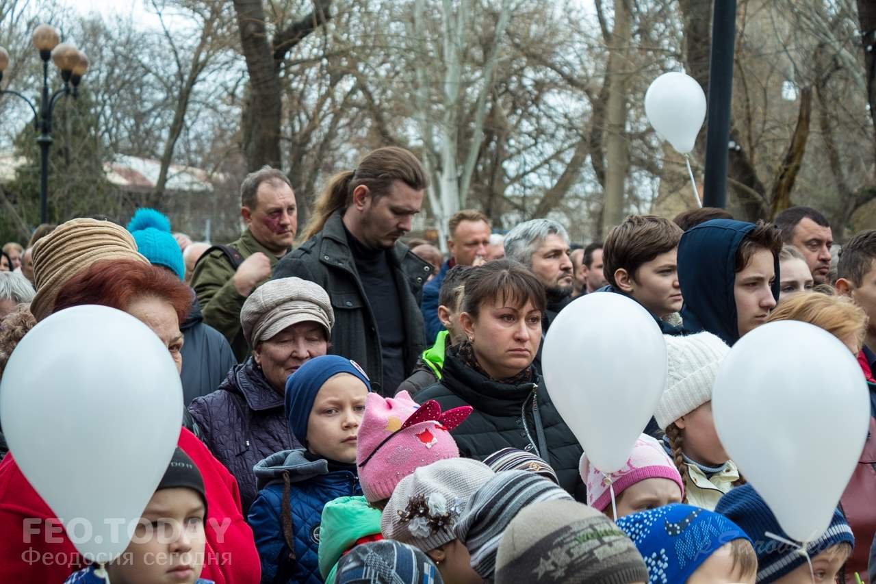 В Феодосии почтили память жертв трагедии в Кемерове #7614