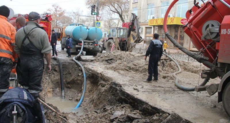 В Симферополе при устранении аварии на водоводе погиб рабочий