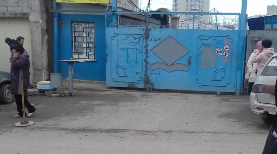 Железные ворота рынка упали на женщину в Феодосии