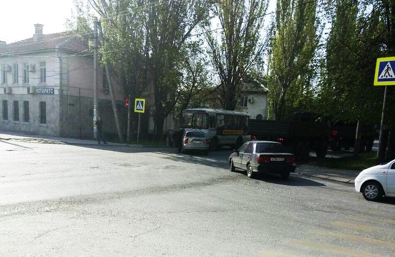 Сегодня утром в Феодосии автомобиль столкнулся с автобусом