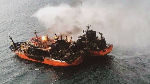 Спасатели возобновили поиск тел моряков, погибших после взрыва на танкерах в Черном море