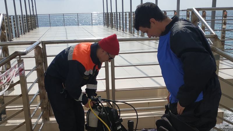 МЧС РК: Сотрудники «КРЫМ-СПАС» приступили к проведению работ по водолазному обследованию и очистке дна акватории полуострова
