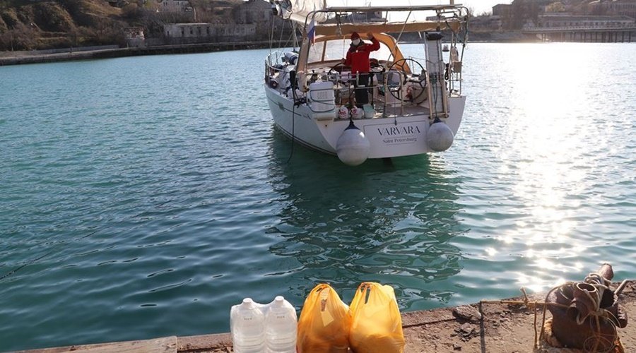 Администрация Феодосии передала воду и продукты экипажу прибывшей из Греции яхты