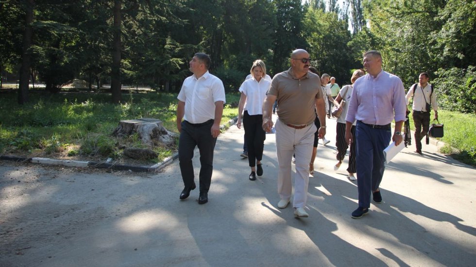 Евгений Кабанов посетил с рабочим визитом парк Мира в Симферополе