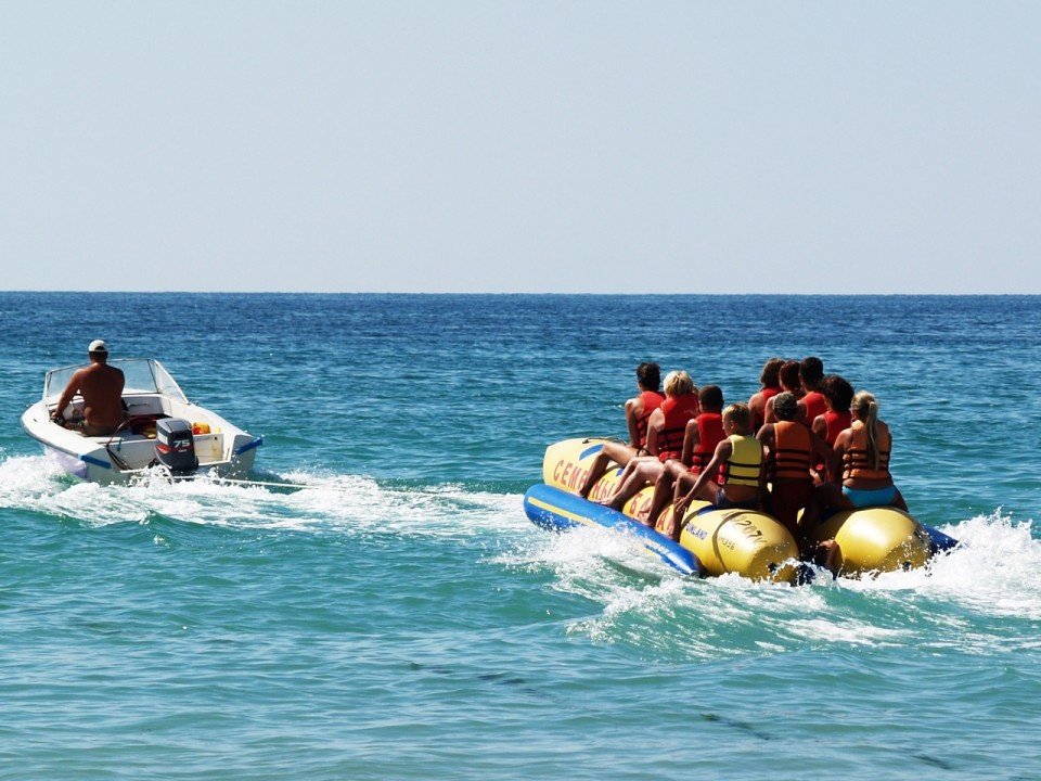 В Крыму задержали водителя гидроцикла, который бросил «банан» с детьми в море