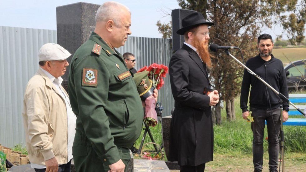 В селе Трудовое Симферопольского района подготовили к празднованию Дня Победы Аллею у братской могилы