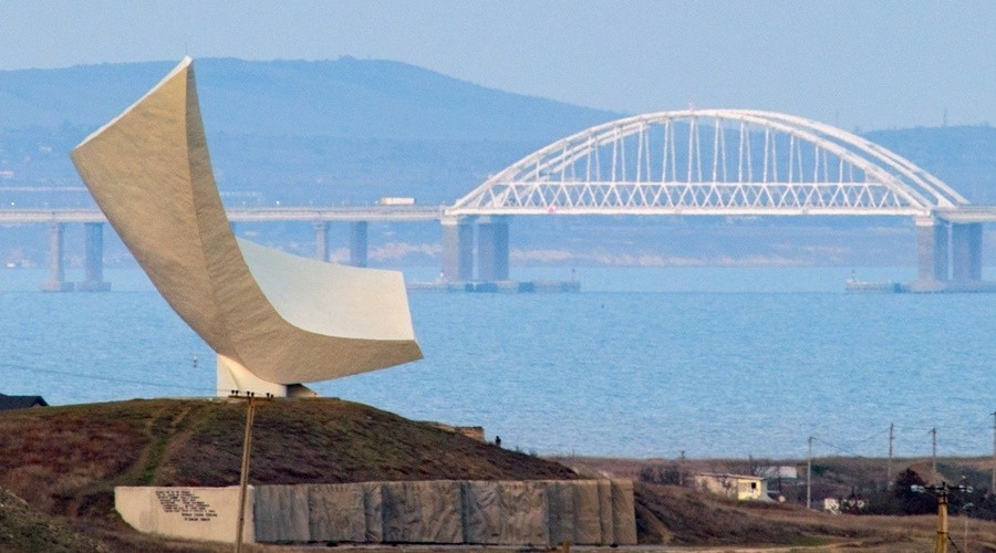 Крымский мост временно закрыт из-за учений