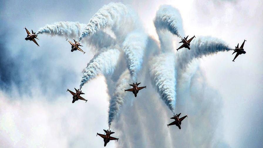 Три пилотажные группы покажут элементы воздушного боя и фигуры высшего пилотажа в небе над Крымом