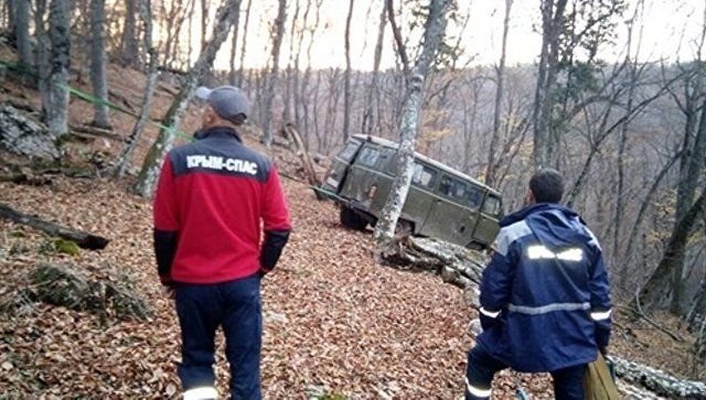 В горах Крыма опрокинулся УАЗ с пассажирами