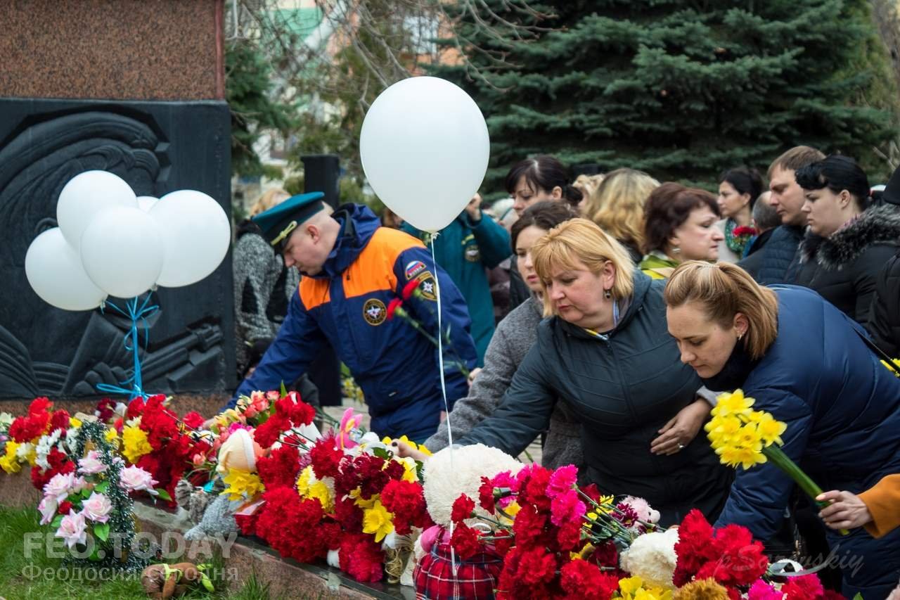 В Феодосии почтили память жертв трагедии в Кемерове #7626