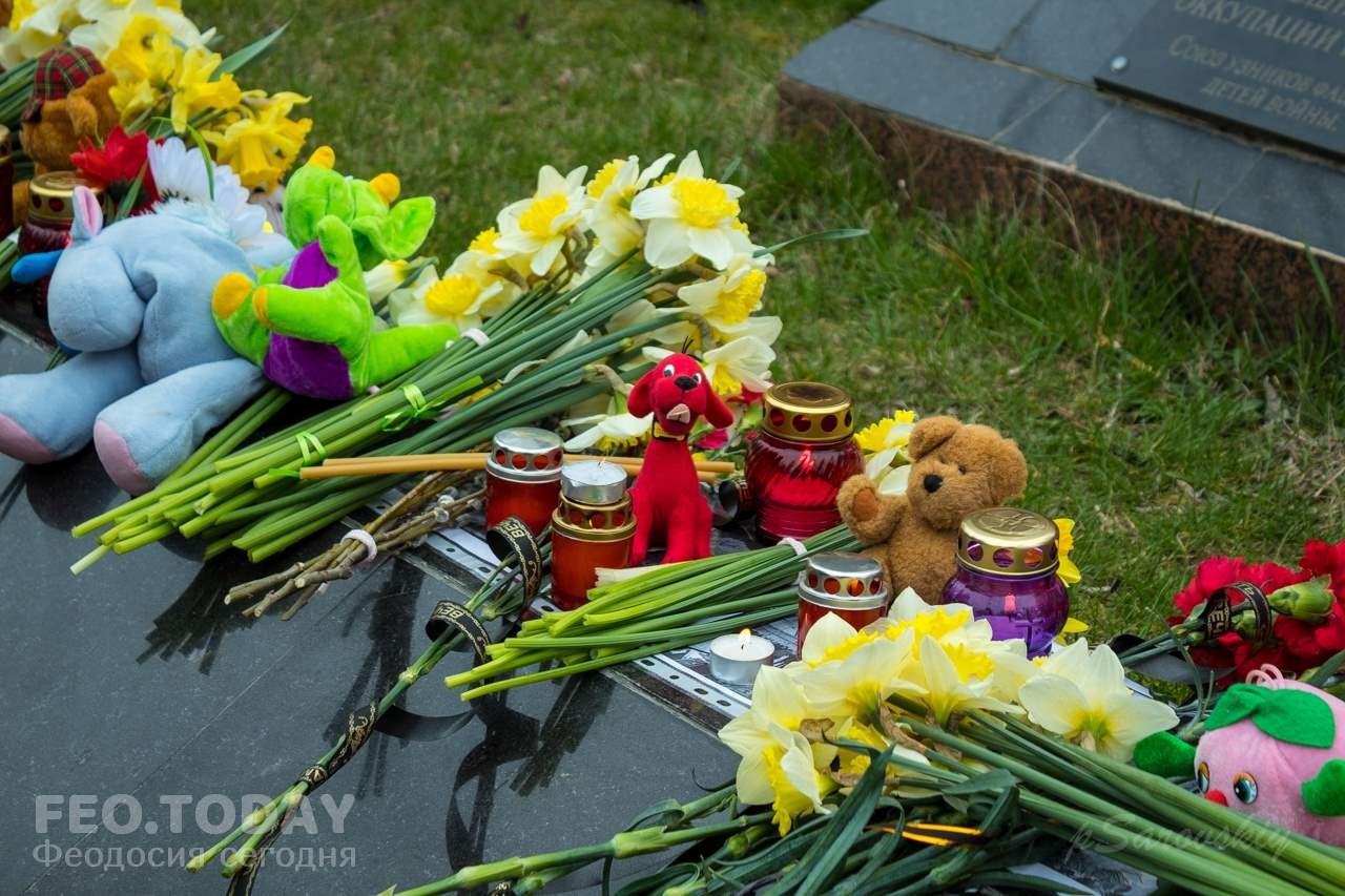 В Феодосии почтили память жертв трагедии в Кемерове #7634