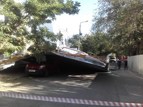 Спасатели вытащили машину с пассажирами из-под сорванной крыши здания вокзала в Феодосии