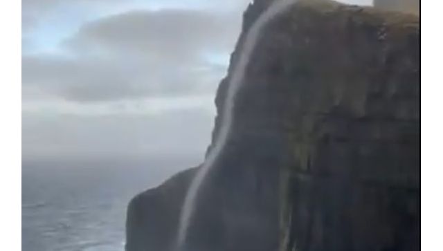 Необычный водный вихрь заметили на Фарерских островах - видео