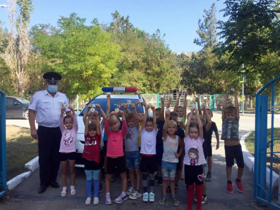 Госавтоинспекторы провели для детей в учебных заведениях Феодосии уроки дорожной безопасности в рамках «Недели безопасности»