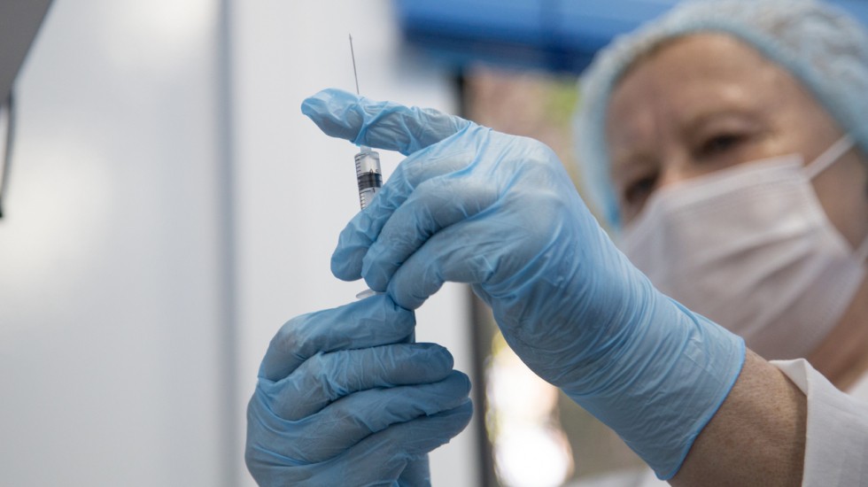 На набережной Евпатории работает мобильный пункт вакцинации против новой коронавирусной инфекции