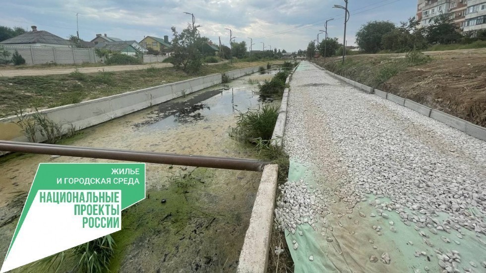 В Джанкое ремонтируют пешеходную зону вдоль реки Степная