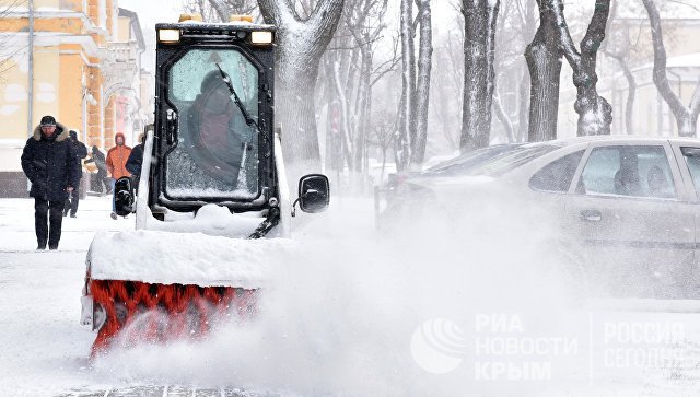 Первый день снега: как борются со стихией на дорогах Крыма