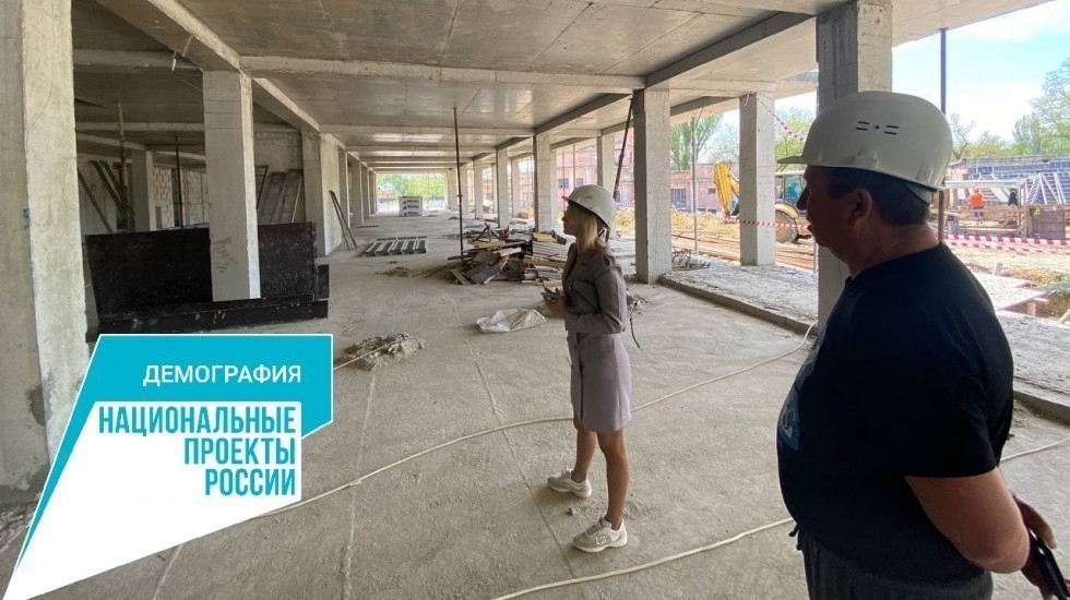 Подрядчик ведет строительные работы детского садика в Керчи