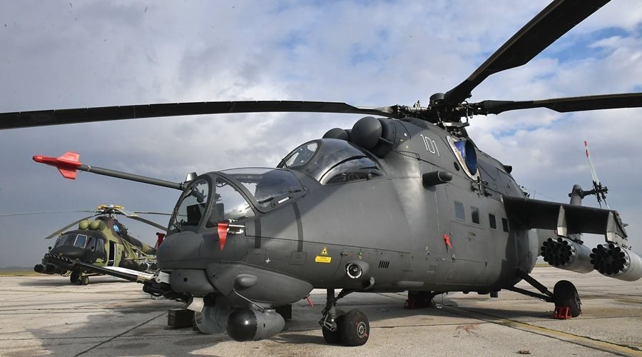 Военный вертолет совершил жесткую посадку в Крыму, трое пострадавших