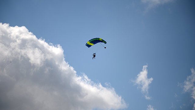Глава Мининформа Крыма хочет прыгнуть с парашютом
