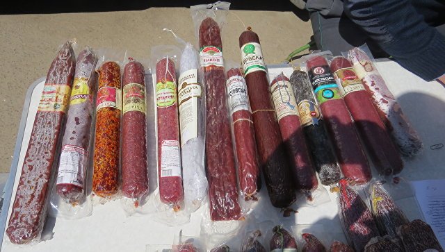 «Барбекю» по-украински: в Крыму сожгли запрещенные колбасы из-за Перекопа