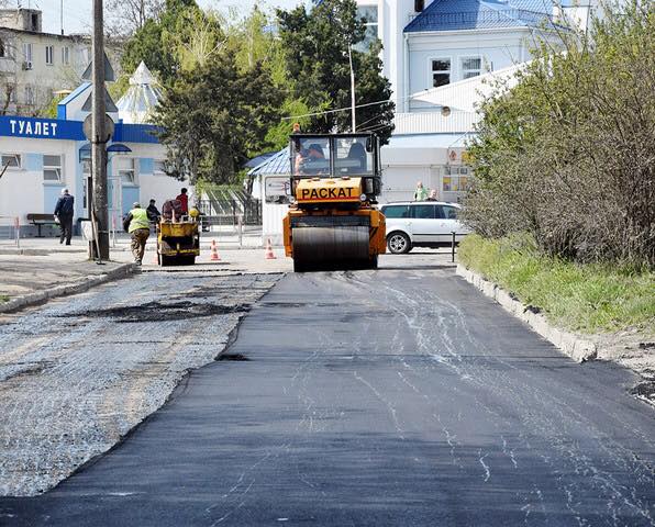 Работа кипит: какие улицы ремонтируют в Евпатории