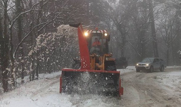 Работники «Крымавтодора» за ночь очистили от снега 1,3 тысячи км дорог