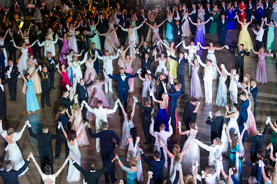 Высокие танцы в городе-герое: как прошел севастопольский офицерский бал