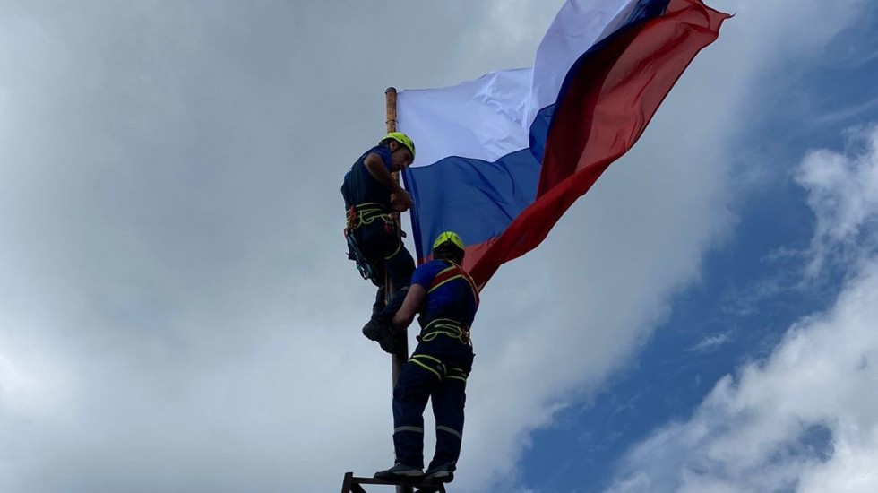 МЧС РК: В День Государственного флага Российский триколор развевается на вершинах крымских гор