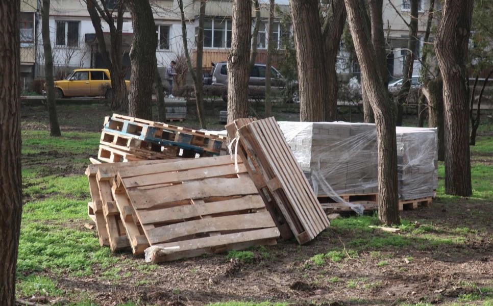 Комсомольский парк Феодосии: работы идут, горожане – прогуливаются #15439