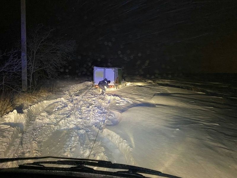 Снежные заносы заблокировали движение еще по двум дорогам Крыма