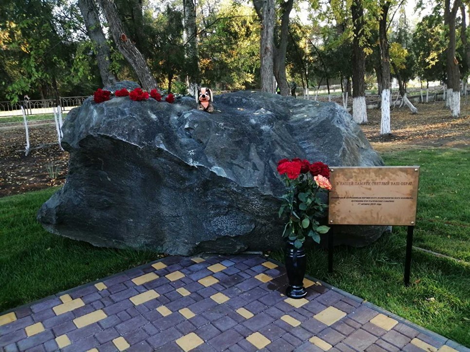 В Керчи открыли памятный знак жертвам трагедии.