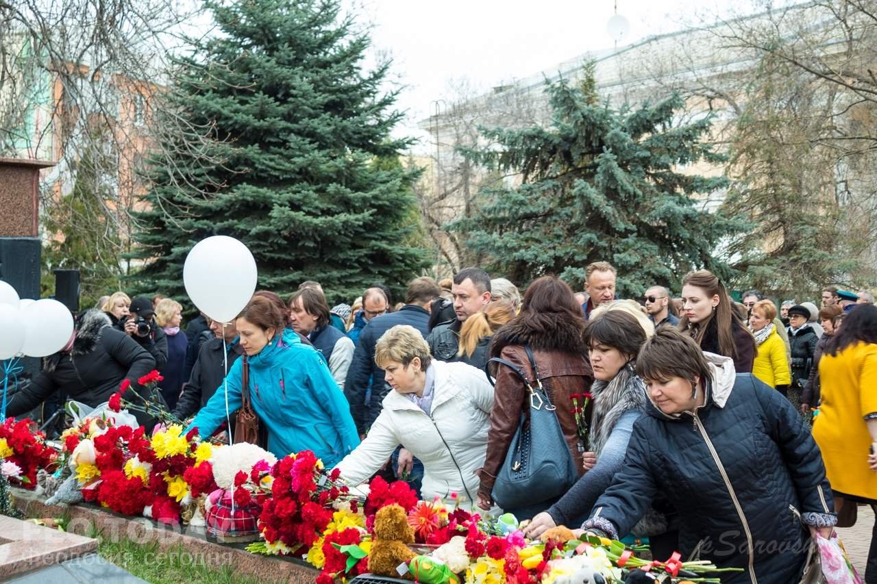 В Феодосии почтили память жертв трагедии в Кемерове #7628