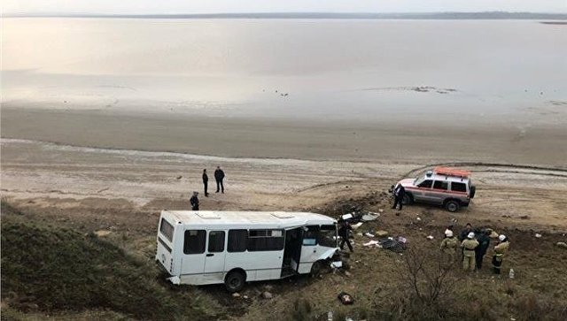 В Крыму автобус «улетел» в овраг: один погибший, восемь пострадавших