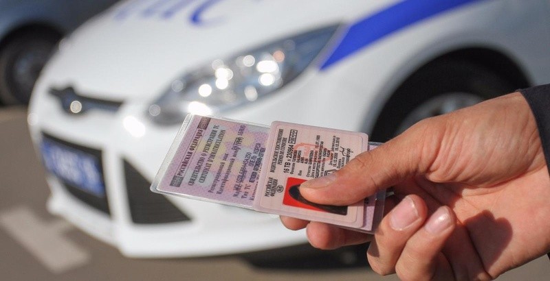 ОГИБДД по Республике Крым напоминает водителям о порядке сдачи водительского удостоверения после лишения такого права