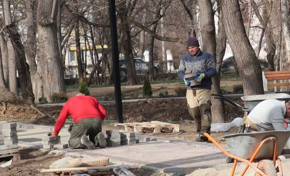 Комсомольский парк Феодосии: работы идут, горожане – прогуливаются #15437