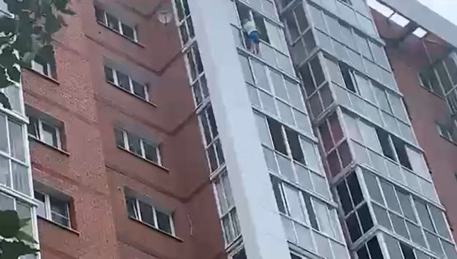 В Иркутске мужчина два часа угрожал сбросить ребенка с балкона - видео