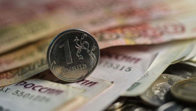 Курс рубля подрос по отношению к доллару и евро