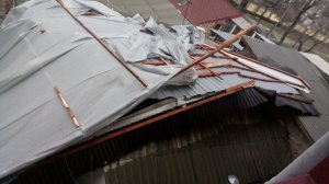 Шквальный ветер снес часть крыши на дорогу в Феодосии