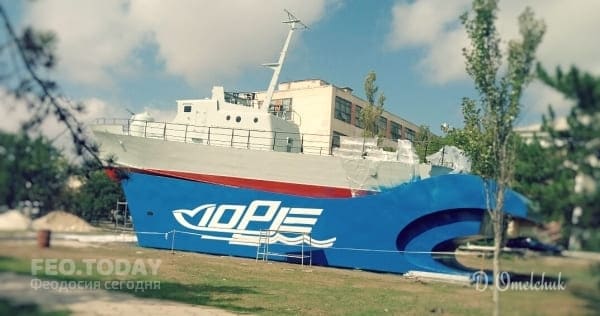 Памятник корабелам завода «Море» появился под Феодосией