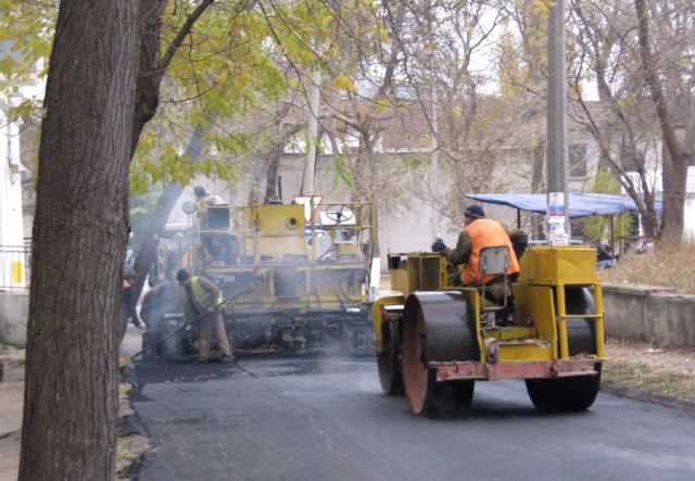 Феодосийские власти добились от подрядчика возобновления ремонта городских дорог